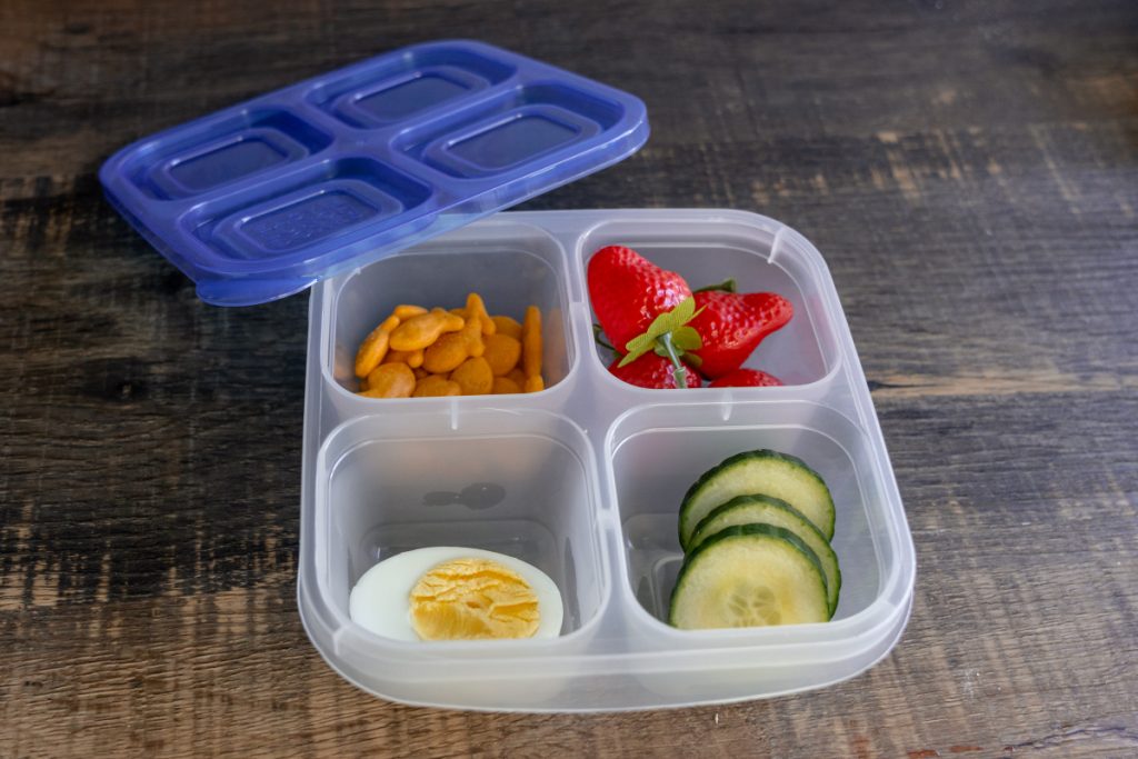 Easy toddler lunch on the go using the @munchkin bento box, lunch bag (SO  CUTE) and juicebox holder.