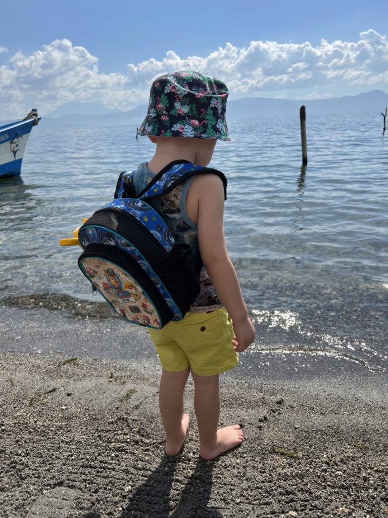 Backpack for 3 year old. A 3 year old child with his backpack.